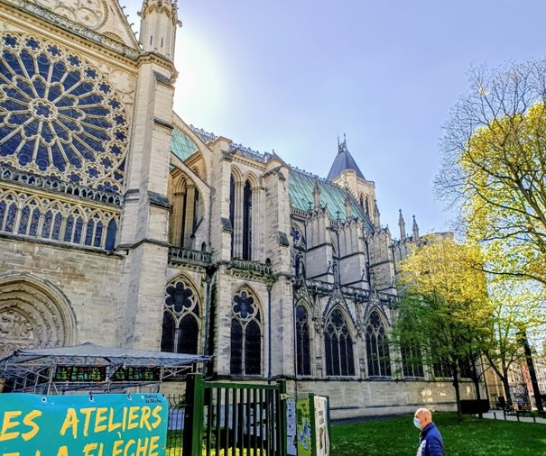 Les ateliers de la flèche installés bas-côté nord de Saint-Denis face au portail du XIIe siècle, dit Porte des Valois
